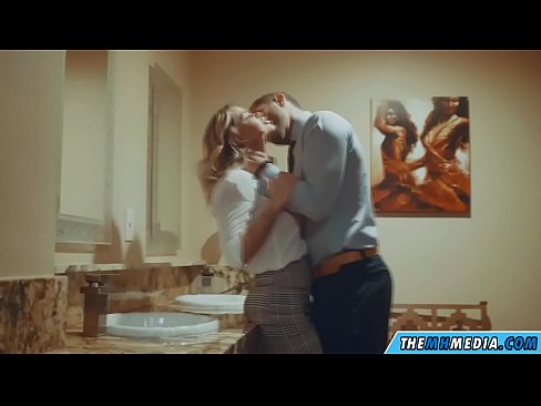 ❤️ Коли грудаста блондинка спокушає вас у громадському туалеті ️ Секс у нас uk.passionateembracespotlight.ru ❤